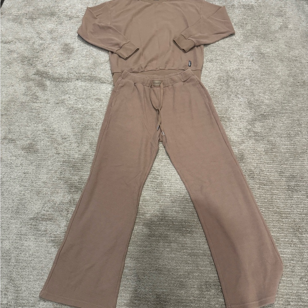 Women's Casual Tan Lounge Set (top m, bottoms l)